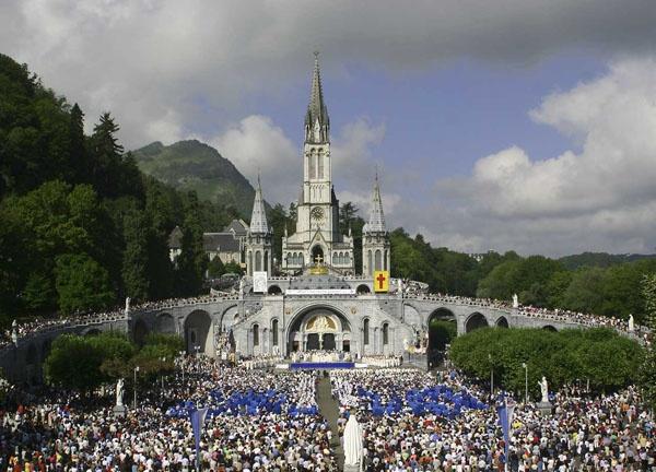 foule cathedrale lourdes